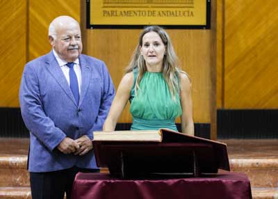   La nueva diputada, Montserrat Cervantes, del Grupo Parlamentario Vox, jura acatar la Constitucin y el Estatuto de Autonoma para Andaluca en presencia del presidente del Parlamento y ante el Pleno de la Cmara 