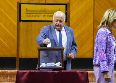  El presidente del Parlamento de Andaluca, Jess Aguirre, procede a votar  