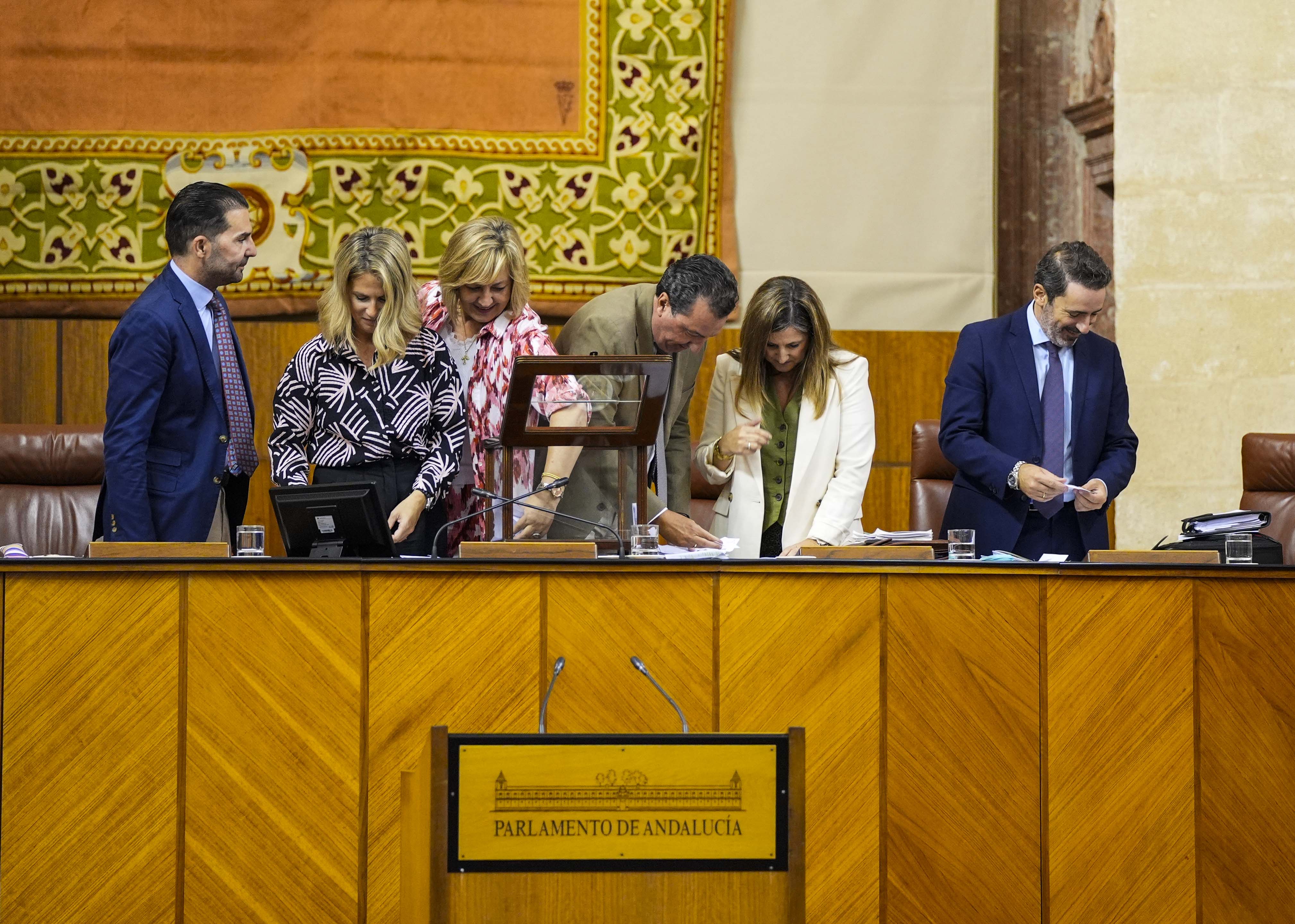 La Mesa de la Cmara procede al recuento de los votos emitidos para la eleccin de los tres diputados