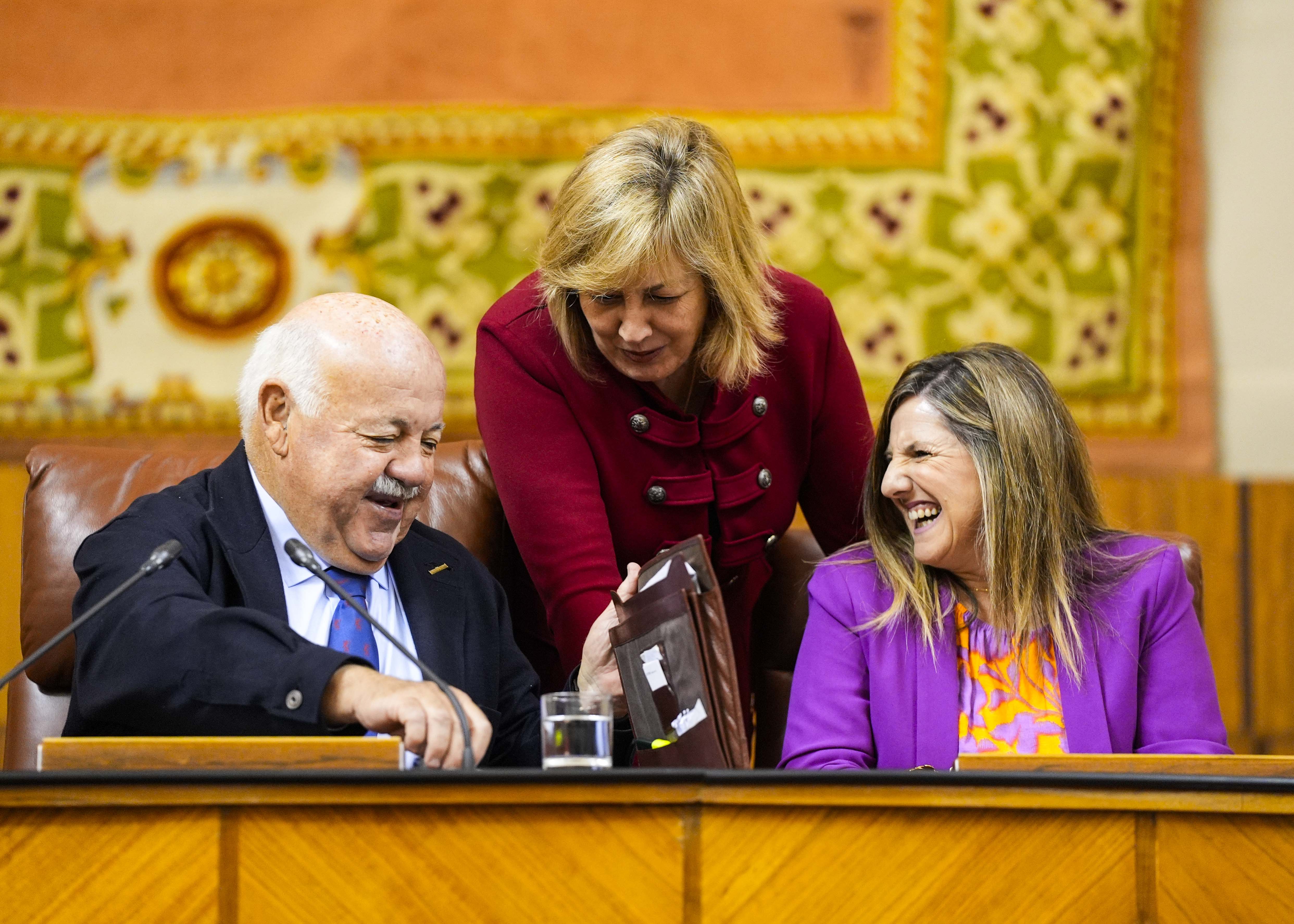  El presidente del Parlamento, Jess Aguirre, la vicepresidenta segunda, Irene Garca, y la vicepresidenta tercera, Cristina Jimnez, antes de la sesin 