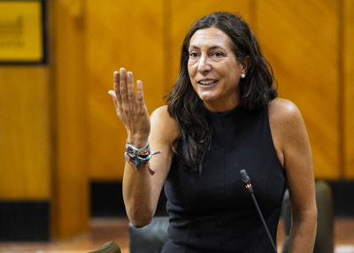 La consejera de Inclusin Social, Juventud, Familias e Igualdad, Loles Lpez, responde a la cuestin 