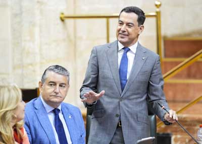 El presidente de la Junta de Andaluca, Juan Manuel Moreno, contesta a las preguntas de los portavoces parlamentarios  