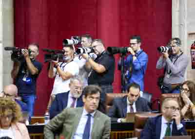 Reporteros grficos en un momento de la sesin de control al Ejecutivo 