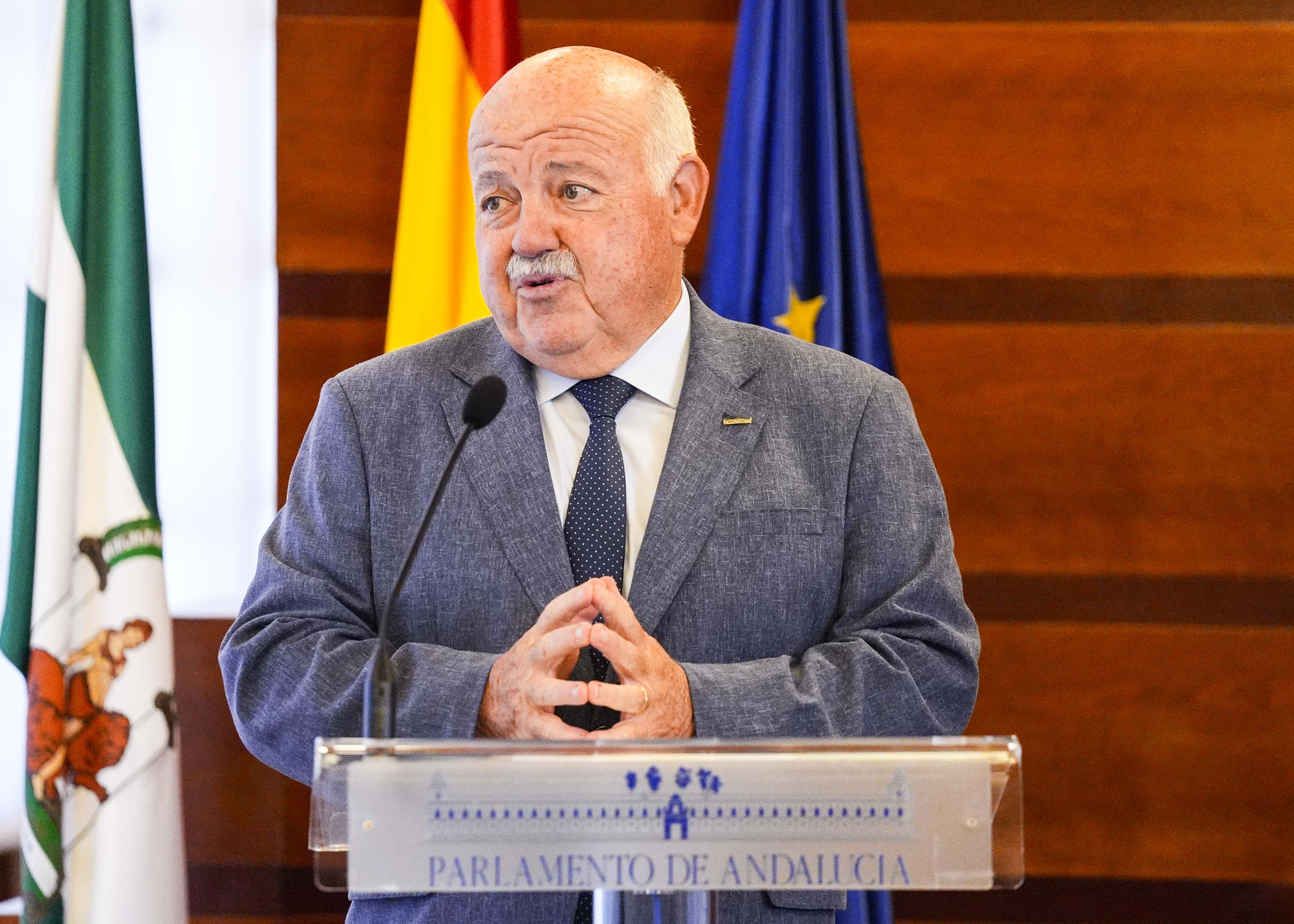 El presidente del Parlamento de Andalucía, Jesús Aguirre, dirige unas palabras a los presentes 