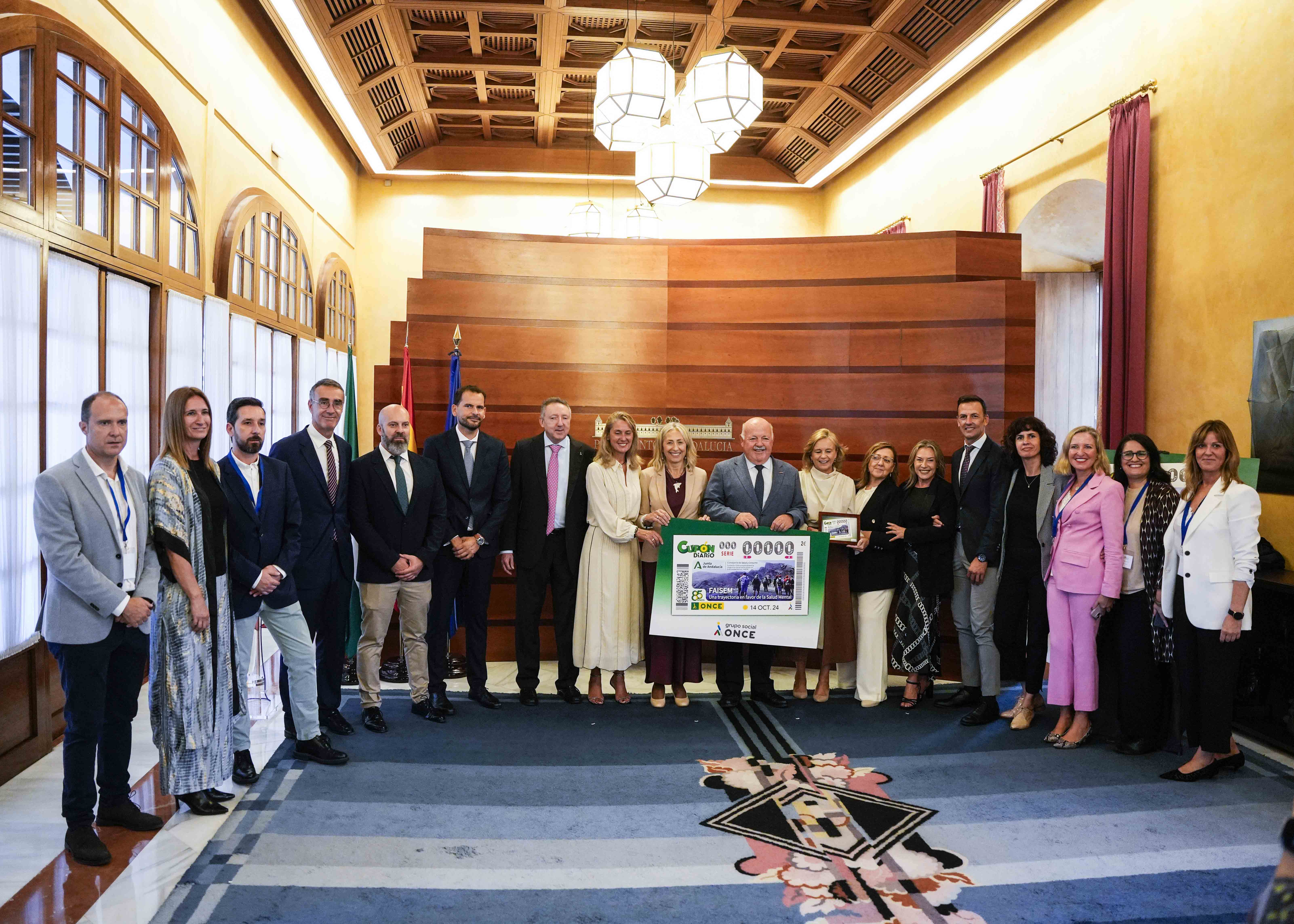 Foto de familia de los asistentes al acto de presentacin el cupn 