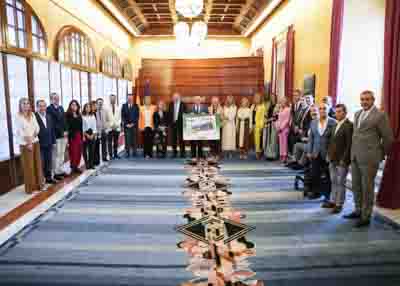 Foto de familia de los asistentes al acto de presentacin el cupn 