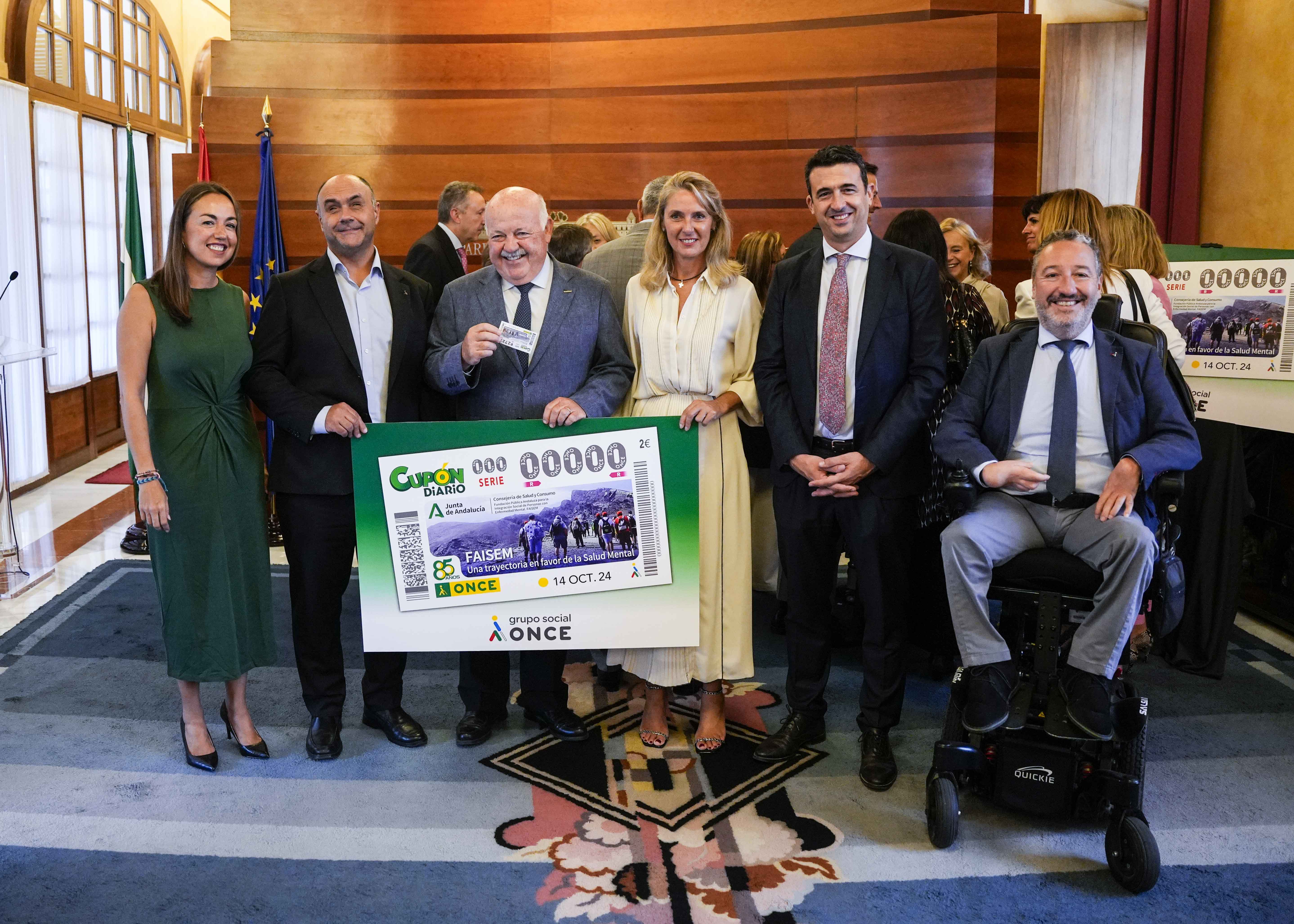 Jess Aguirre con algunos de los asistentes a la presentacin del cupn en el saln de protocolo del Parlamento de Andaluca 