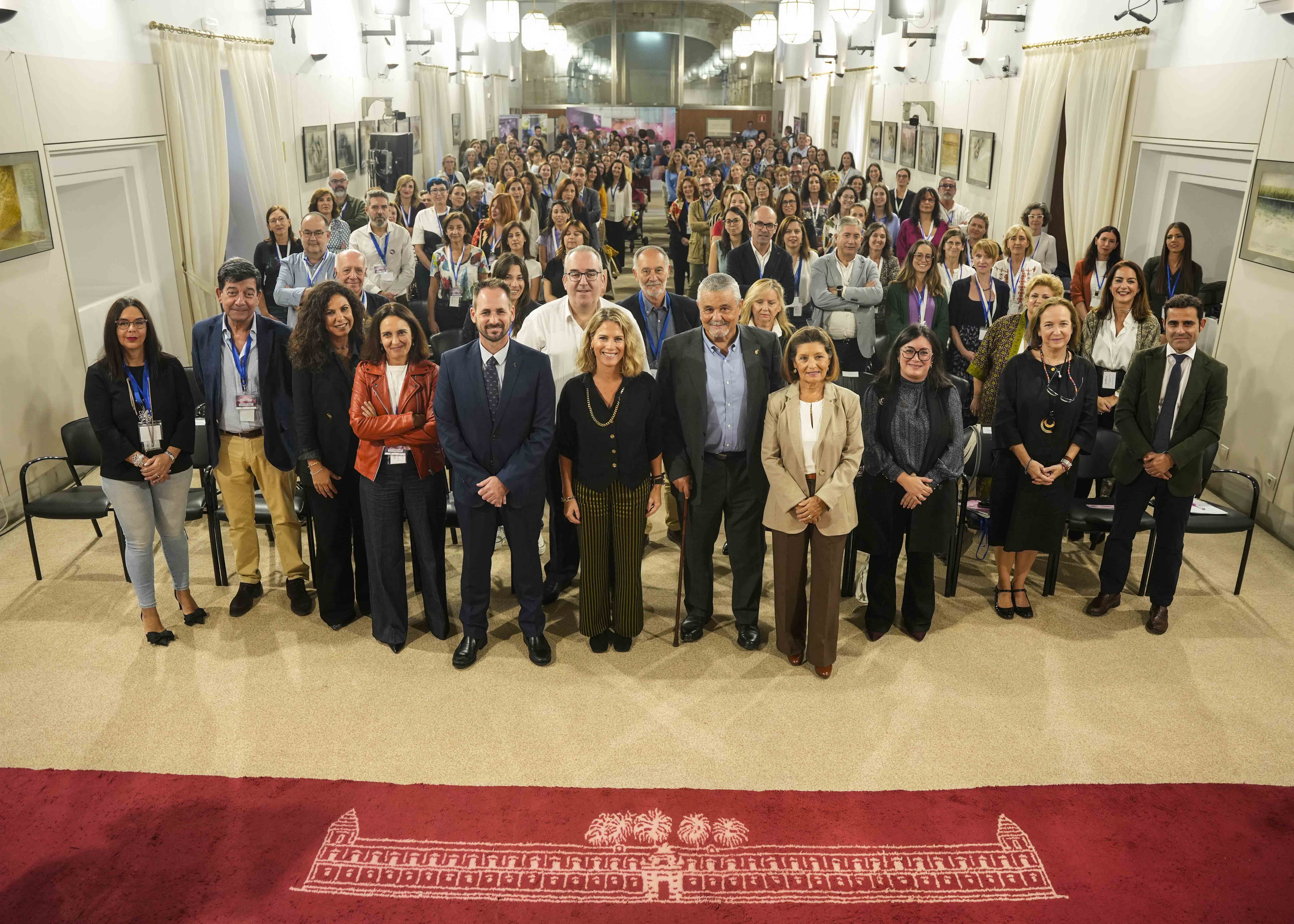  Foto de familia de la vicepresidenta primera, Ana Mestre, junto a los asistentes a la I Jornada Autonmica sobre Acogimiento Familiar en Andaluca