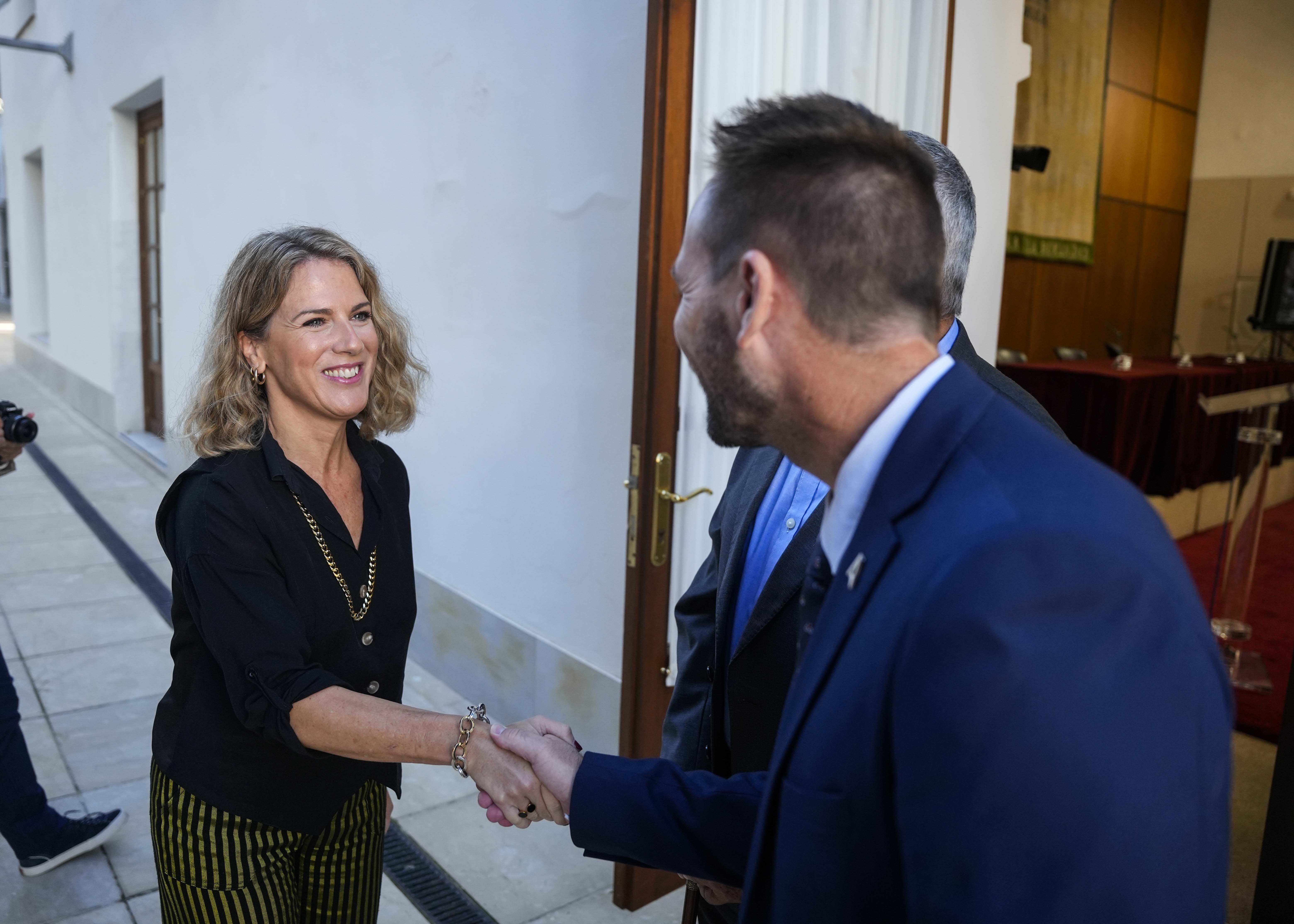  Ana Mestre, vicepresidenta primera de la Cmara andaluza, saluda a los asistentes a su llegada