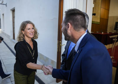  Ana Mestre, vicepresidenta primera de la Cmara andaluza, saluda a los asistentes a su llegada