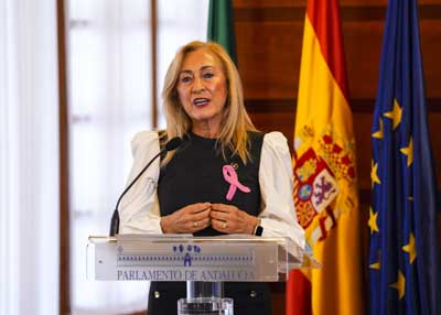  Mara Auxiliadora Cabans, presidenta de la Asociacin Espaola Contra el Cncer de Mama de la provincia de Crdoba, da lectura al  manifiesto 