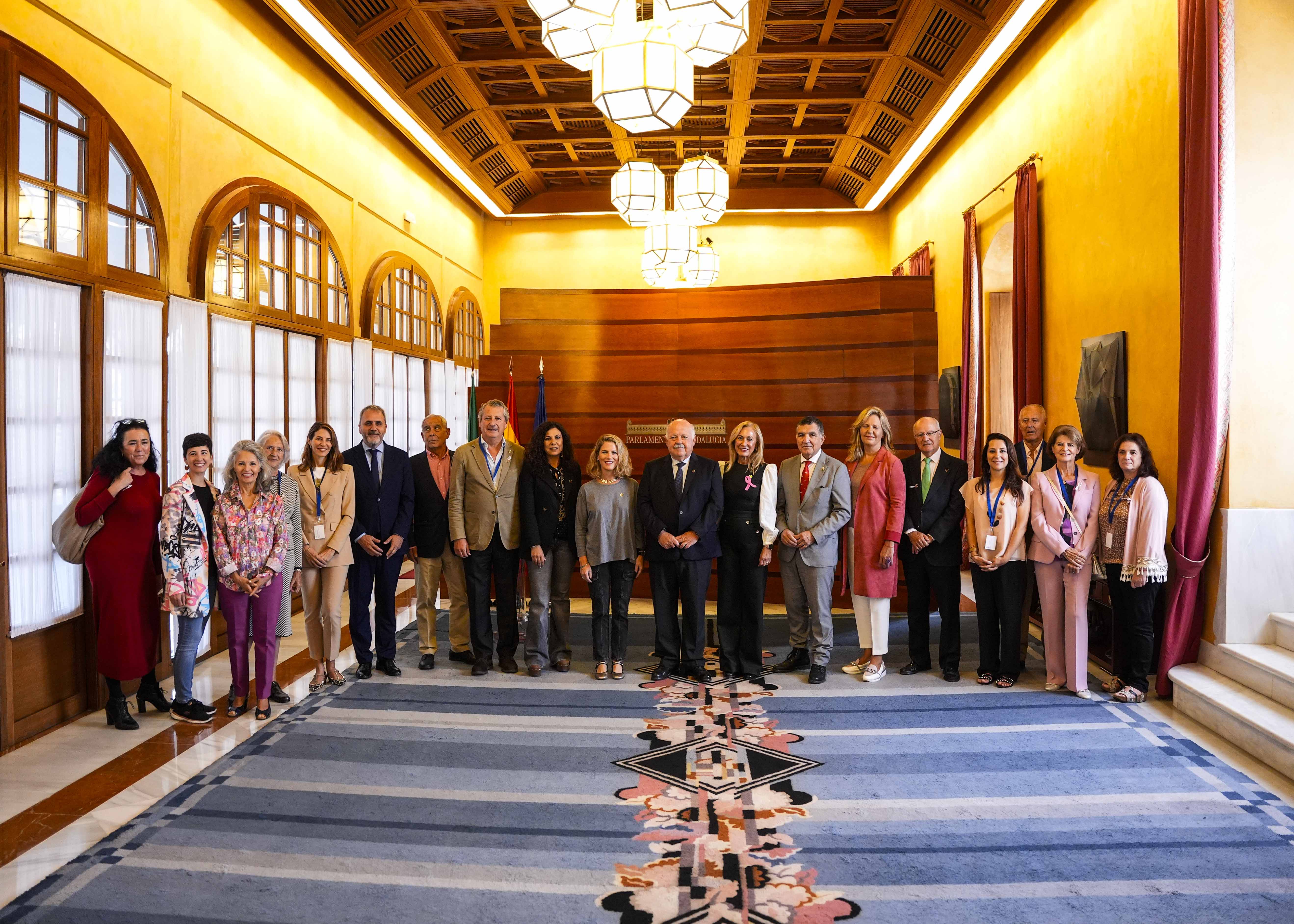    Foto de familia de los asistentes al encuentro con motivo del Da Mundial contra el Cncer de Mama, que se conmemor el pasado 19 de octubre