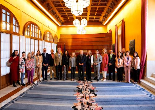    Foto de familia de los asistentes al encuentro con motivo del Da Mundial contra el Cncer de Mama, que se conmemor el pasado 19 de octubre