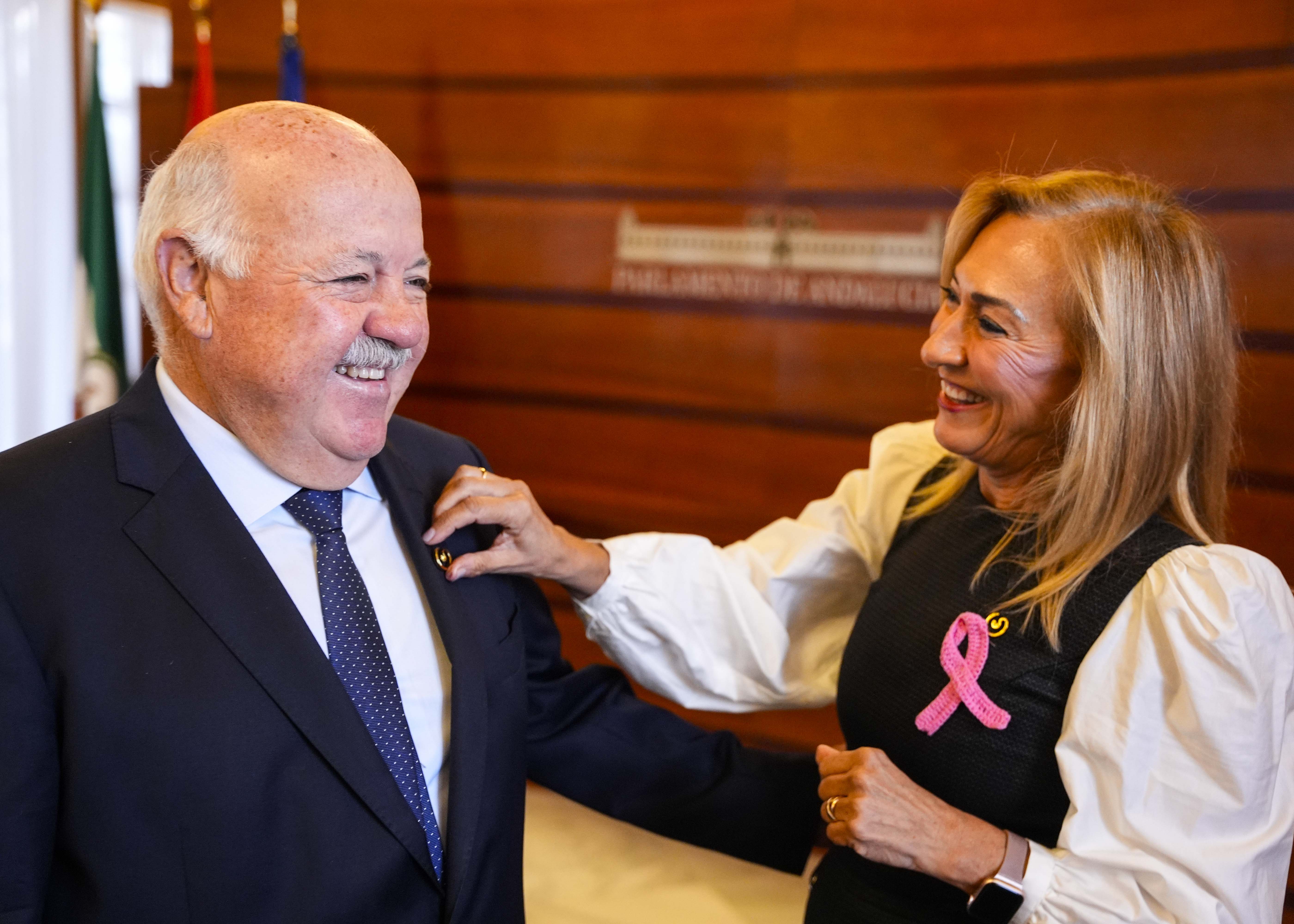  Jess Aguirre, presidente del Parlamento, porta en la solapa la insignia de la Asociacin Espaola Contra el Cncer de Mama, obsequio de la presidenta de esta asociacin en Crdoba   