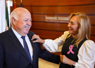  Jess Aguirre, presidente del Parlamento, porta en la solapa la insignia de la Asociacin Espaola Contra el Cncer de Mama, obsequio de la presidenta de esta asociacin en Crdoba   
