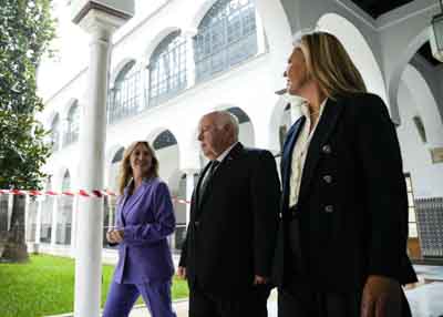   Jess Aguirre, presidente del Parlamento; Carolina Espaa, consejera de Economa, Hacienda y Fondos Europeos, y Pamela Hoyos, secretaria general de Relaciones con el Parlamento, se dirigen al acto 