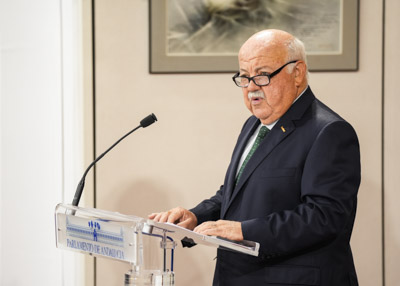   Jess Aguirre, presidente del Parlamento, toma la palabra en el acto de entrega del Proyecto de Ley del Presupuesto 