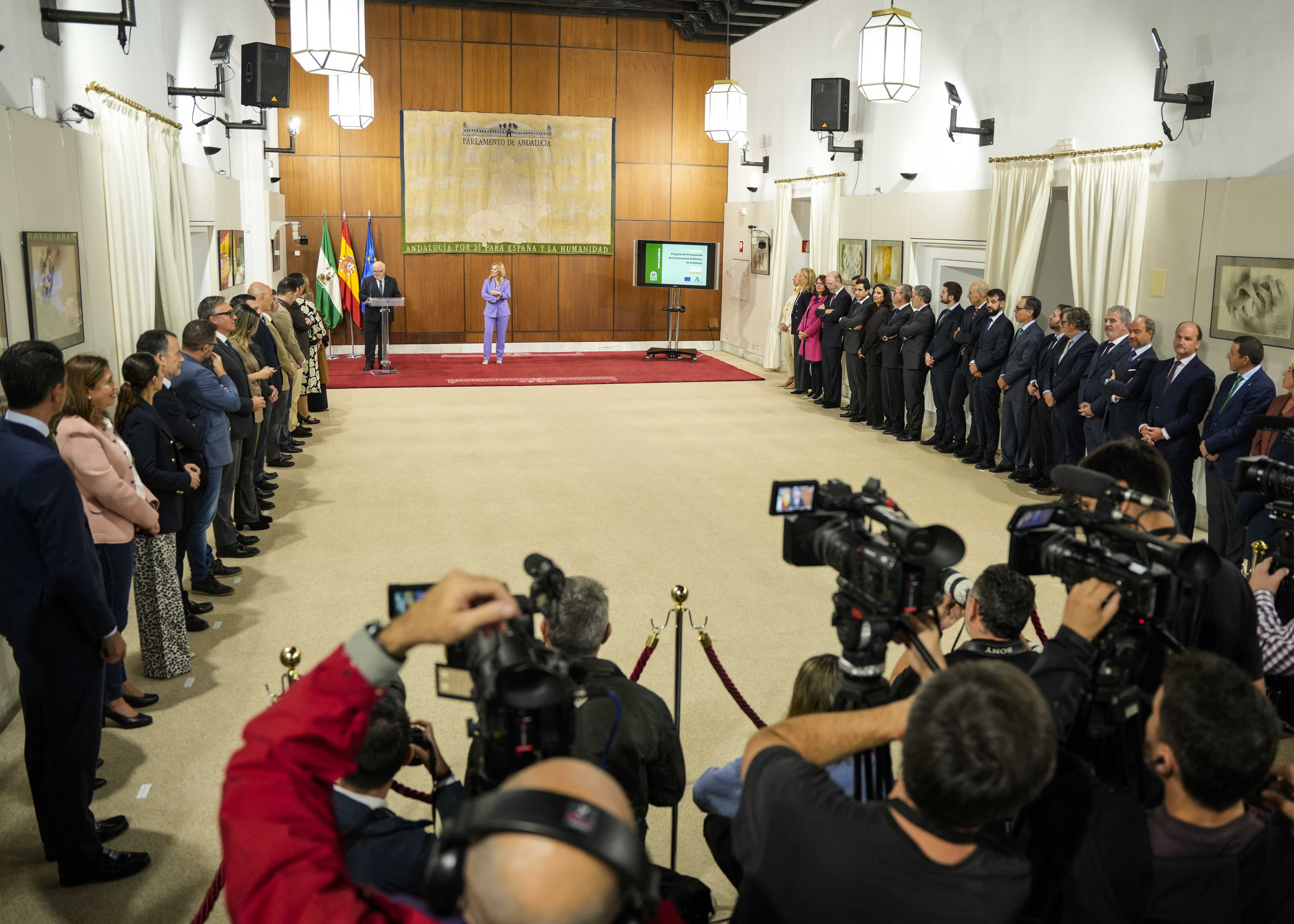    Diputados, portavoces de los grupos parlamentarios e integrantes de la Mesa del Parlamento asisten a la entrega del Proyecto de Ley del Presupuesto en la sala Alberto-Jimnez Becerril  