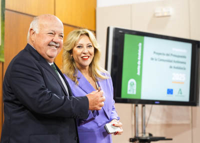  Carolina Espaa, consejera de Economa, Hacienda y Fondos Europeos, entrega al presidente del Parlamento de Andaluca, Jess Aguirre, el Proyecto de Ley del Presupuesto en formato digital