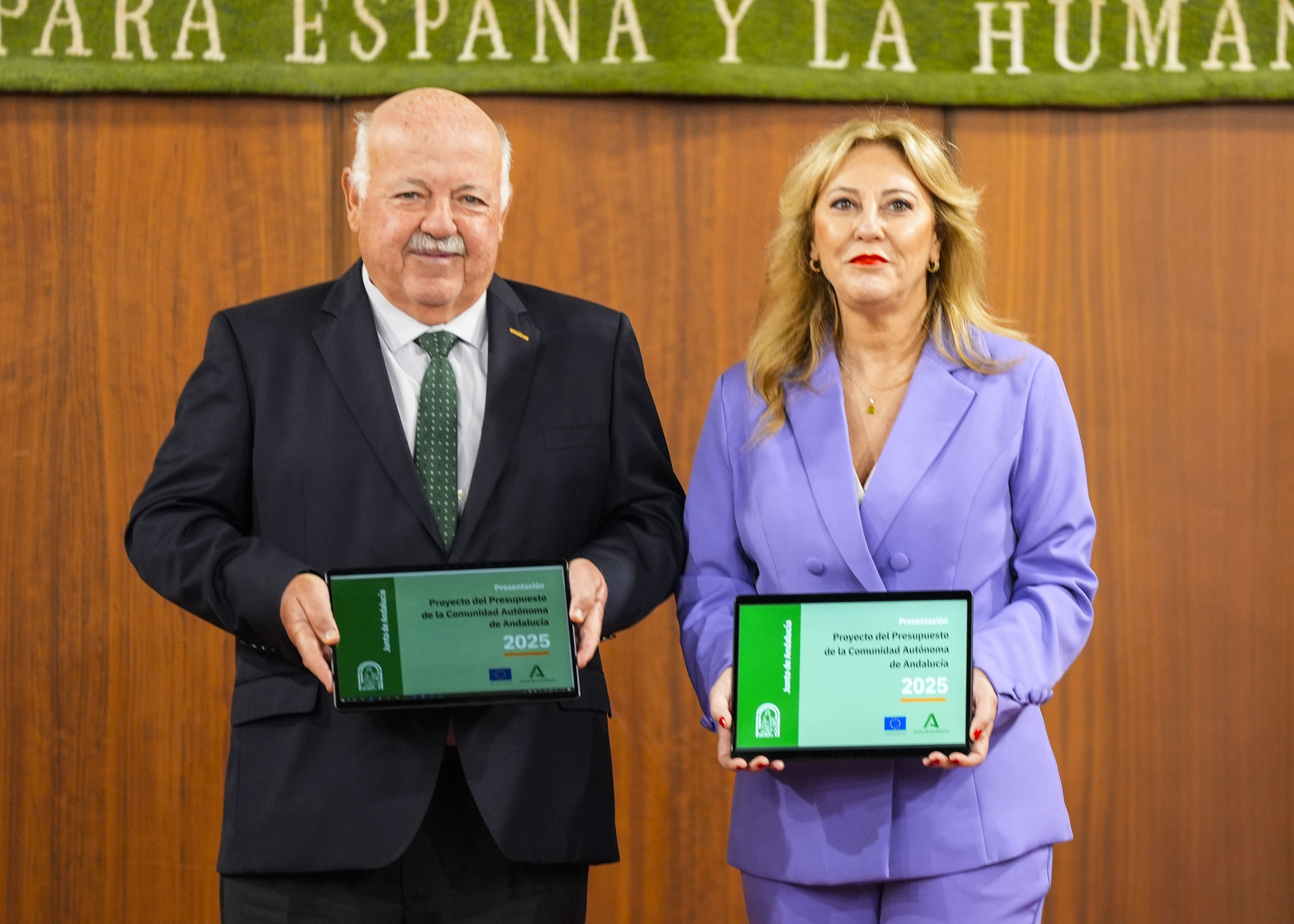  Jess Aguirre, presidente del Parlamento, y Carolina Espaa, consejera de Economa, con el proyecto del Presupuesto de la Comunidad Autnoma de Andaluca para 2025  