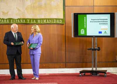 Un momento de la entrega del Proyecto de Ley del Presupuesto de la Comunidad Autnoma de Andaluca para el ao 2025 