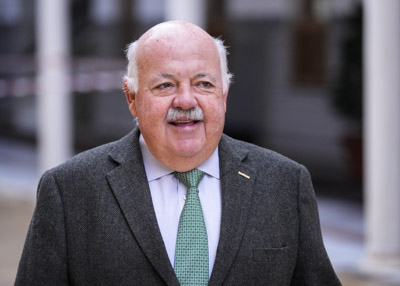   El presidente del Parlamento de Andaluca, Jess Aguirre, se dirige al saln de plenos 