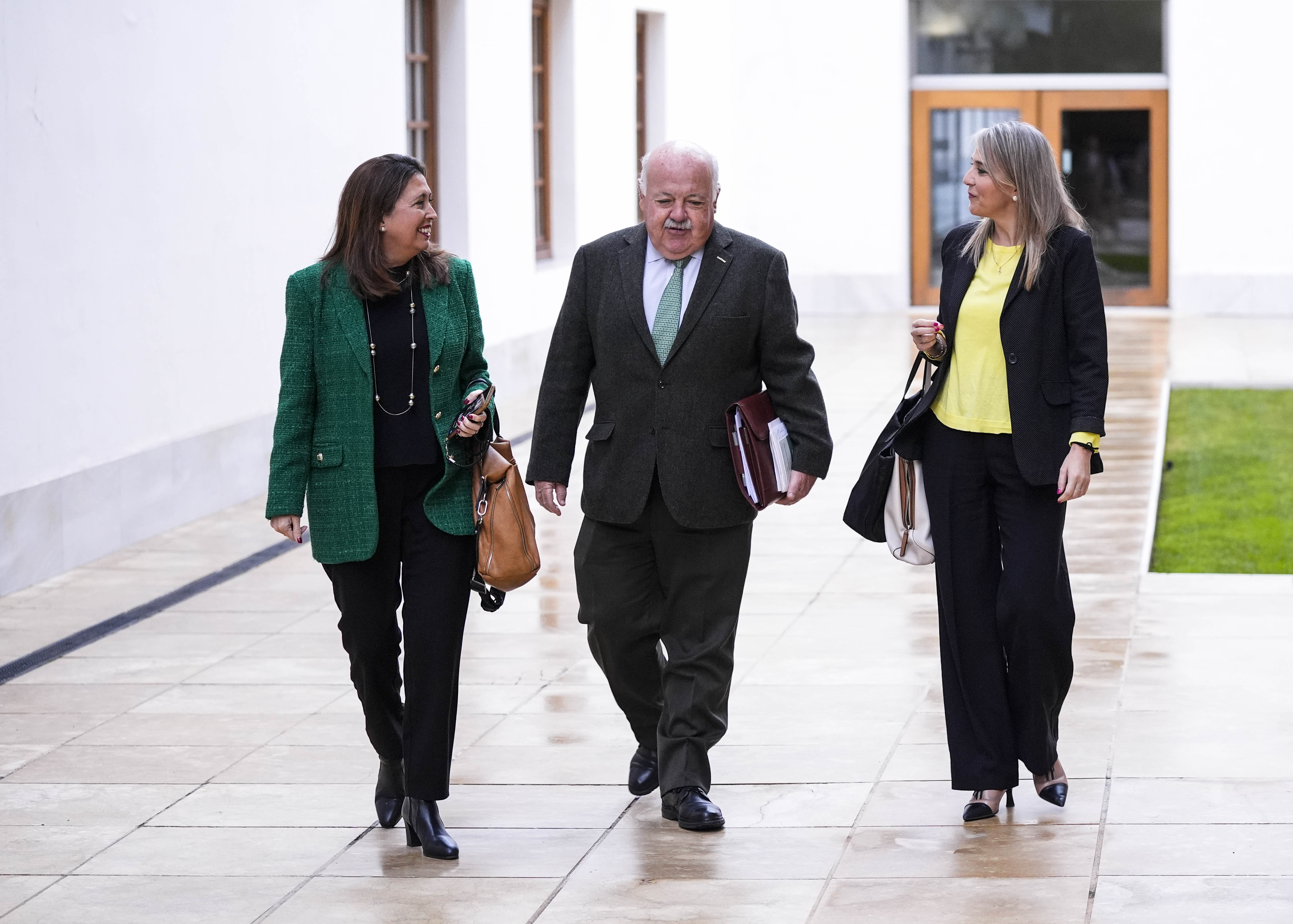  Jess Aguirre, presidente del Parlamento, y las diputadas del Grupo Popular Ana Chocano y Mara Remedios Olmedo se encaminan a la sesin plenaria 