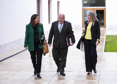  Jess Aguirre, presidente del Parlamento, y las diputadas del Grupo Popular Ana Chocano y Mara Remedios Olmedo se encaminan a la sesin plenaria 