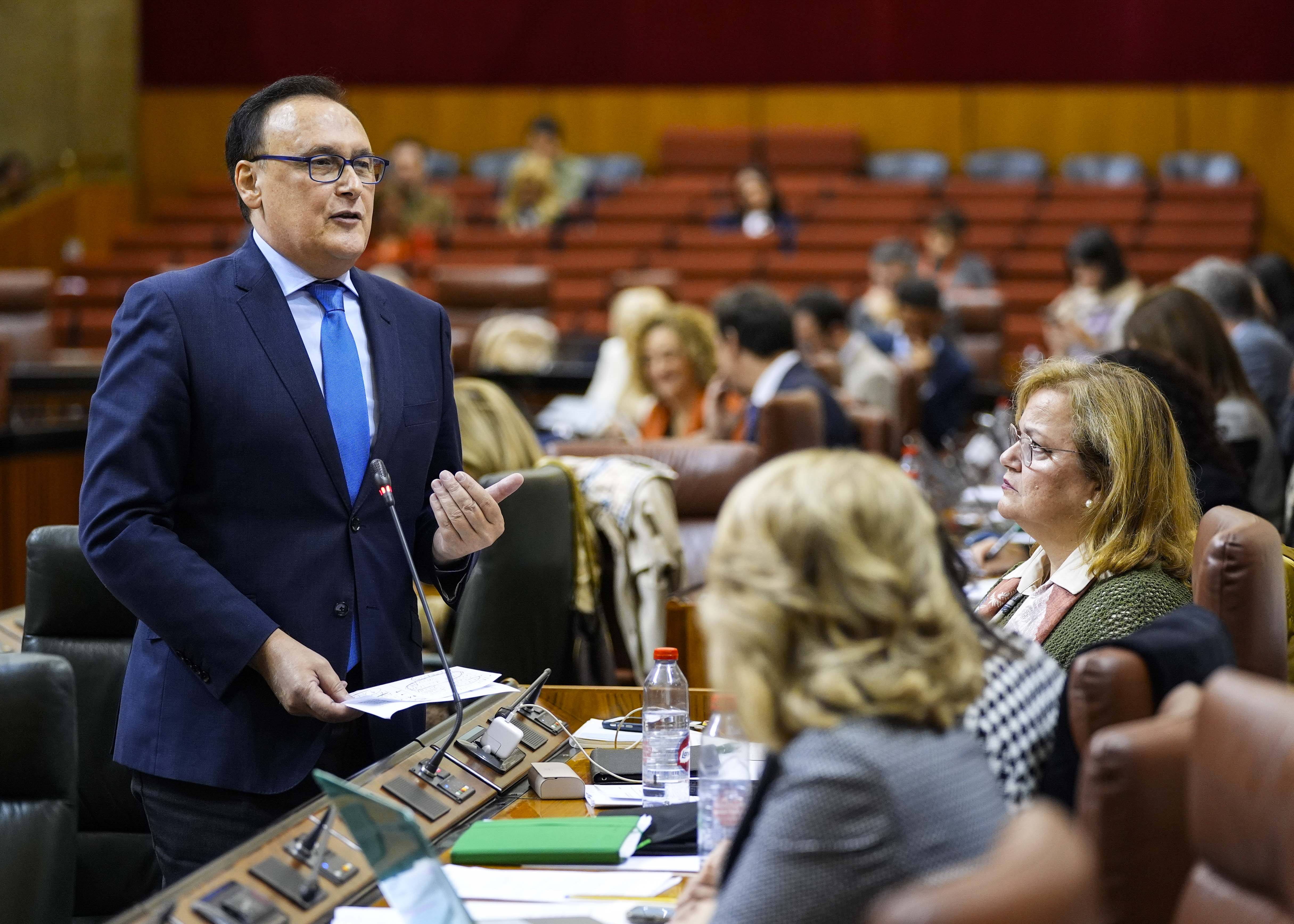 José Carlos Gómez Villamandos, consejero de Universidad, Investigación e Innovación, contesta a la cuestión 