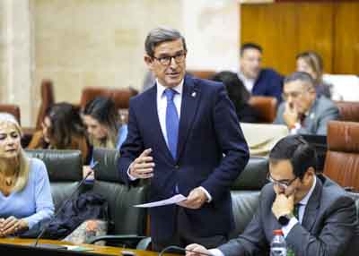 Jorge Paradela, consejero de Industria, Energa y Minas, toma la palabra para responder a la pregunta 