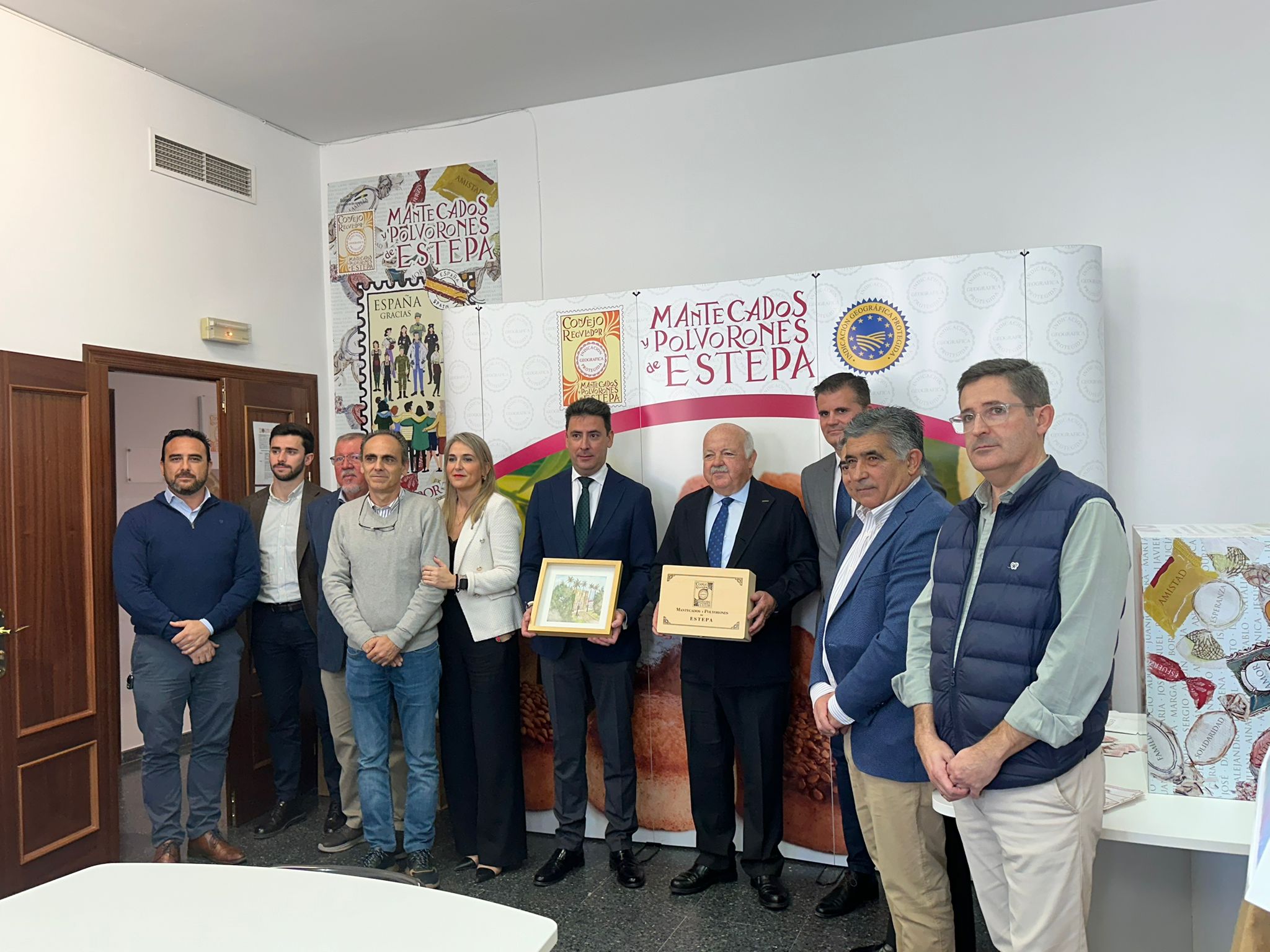 El presidente del Parlamento, Jess Aguirre, visita el Consejo Regulador Mantecados y Polvorones de Estepa