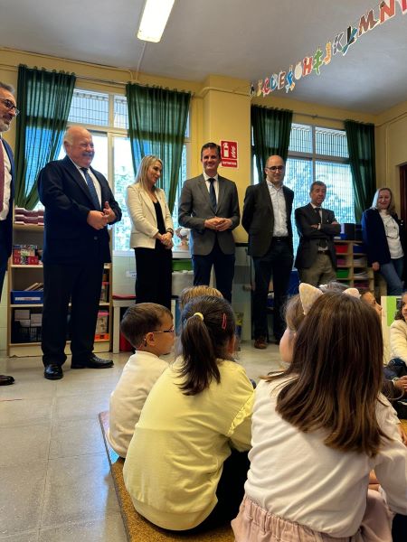  El presidente del Parlamento visita a los escolares y docentes del CEIP Nuestra Seora de los Remedios de Estepa con motivo del 40 aniversario de este centro 