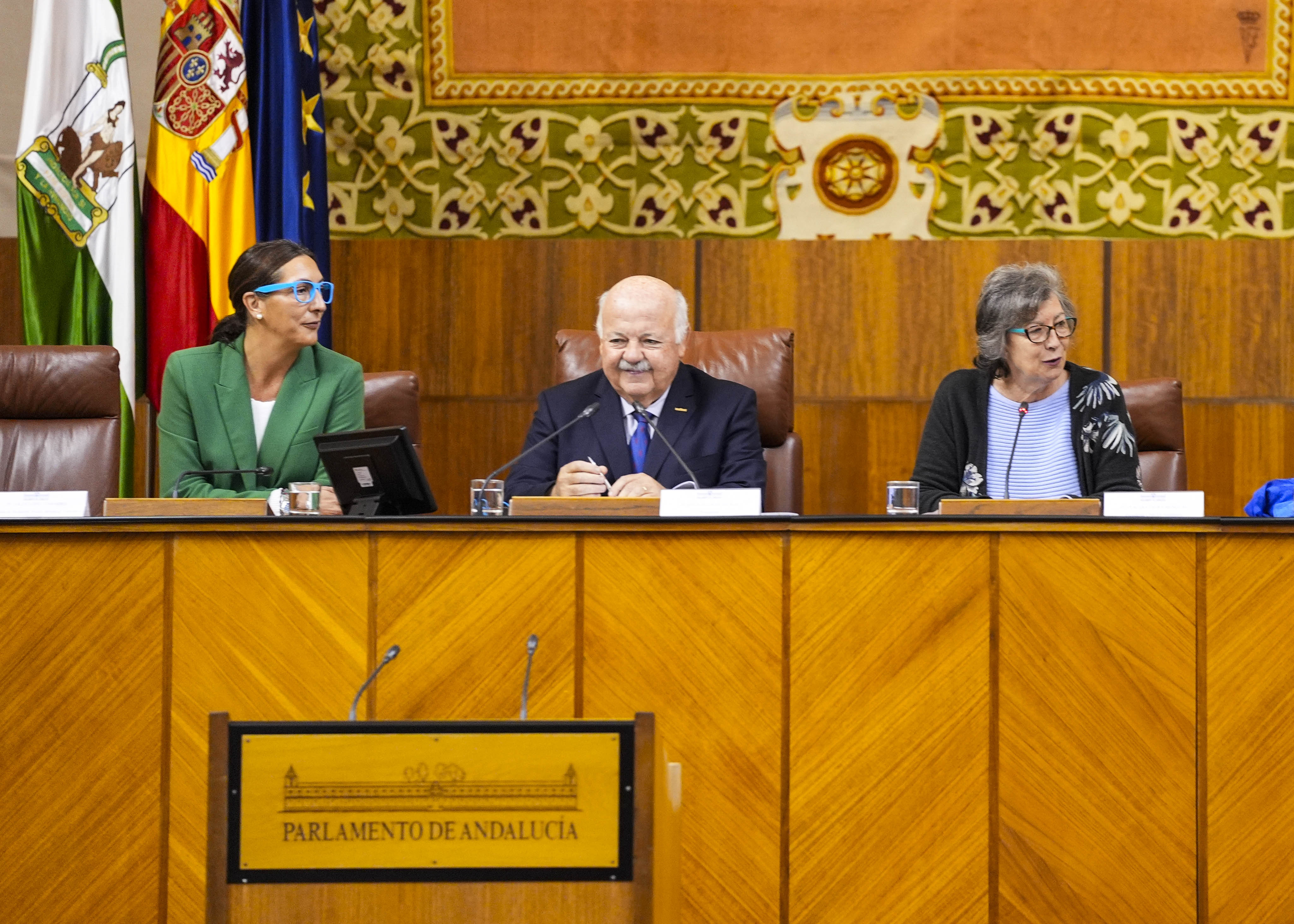  Jess Aguirre, presidente del Parlamento de Andaluca, da la bienvenida a los participantes en el XVI Pleno Infantil acompaado de la consejera de Inclusin Social, Loles Lpez, y de la presidenta de UNICEF Comit de Andaluca, Claudia Zafra 