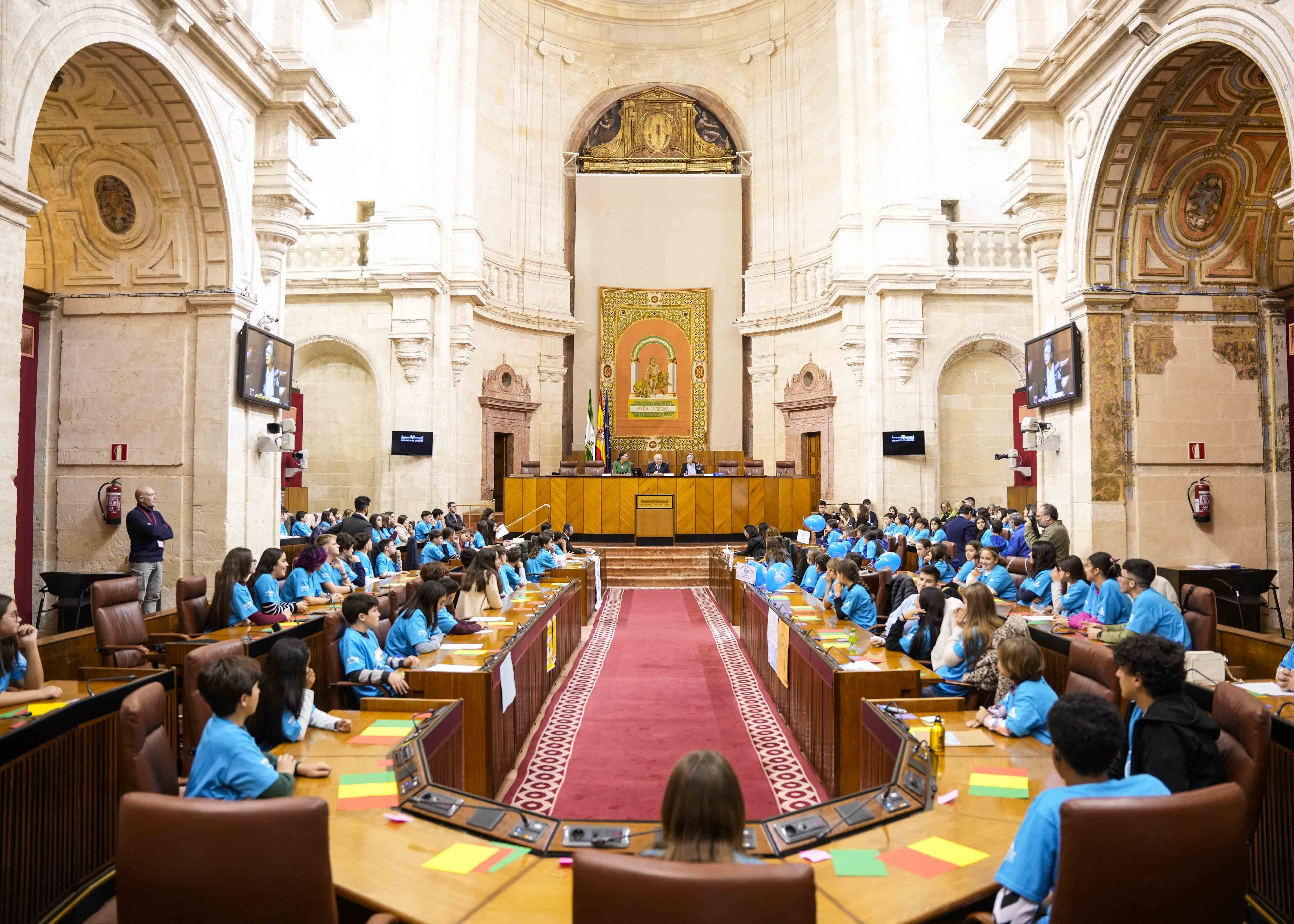   Los protagonistas del pleno, que ha girado este ao en torno al lema "Somos infancia", han sido los ms de ciento veinte nios y nias que han representado a consejos locales de infancia y adolescencia de diversas localidades andaluzas 
