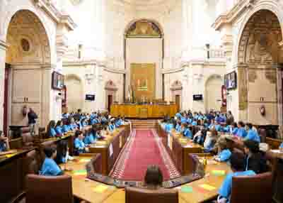   Los protagonistas del pleno, que ha girado este ao en torno al lema "Somos infancia", han sido los ms de ciento veinte nios y nias que han representado a consejos locales de infancia y adolescencia de diversas localidades andaluzas 