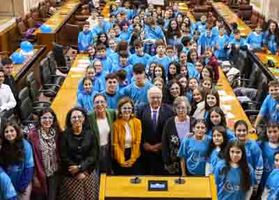    Foto de grupo de todos los participantes en el XVI Pleno Infantil UNICEF del Parlamento andaluz junto al presidente del Parlamento de Andaluca y diputadas de la Cmara 