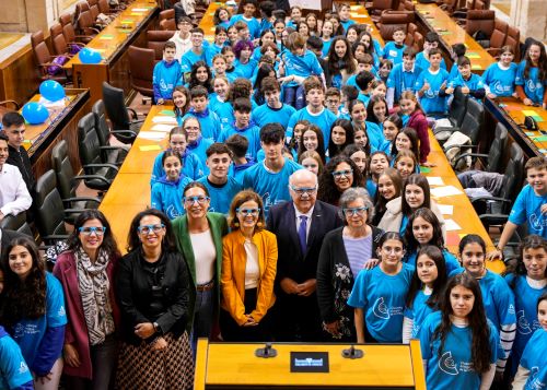    Foto de grupo de todos los participantes en el XVI Pleno Infantil UNICEF del Parlamento andaluz junto al presidente del Parlamento de Andaluca y diputadas de la Cmara 