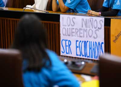  Uno de los carteles que han puesto los nios para reclamar el cumplimiento de los derechos de la infancia para que su voz y sus opiniones sean escuchadas, tal y como recoge el III Plan de Infancia y Adolescencia 