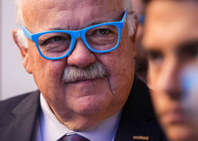  Jess Aguirre, presidente del Parlamento, con las gafas azules que los nios le han entregado para que pueda ver las propuestas y compromisos "desde nuestros ojos"