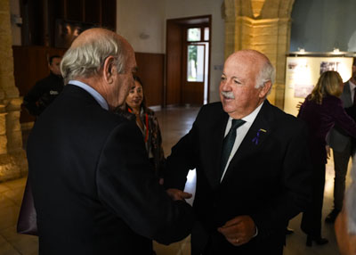 El presidente del Parlamento de Andaluca, Jess Aguirre, da la bienvenida a Jos Luis Fernndez, presidente de la Confederacin Espaola de Organizaciones de Mayores (CEOMA)