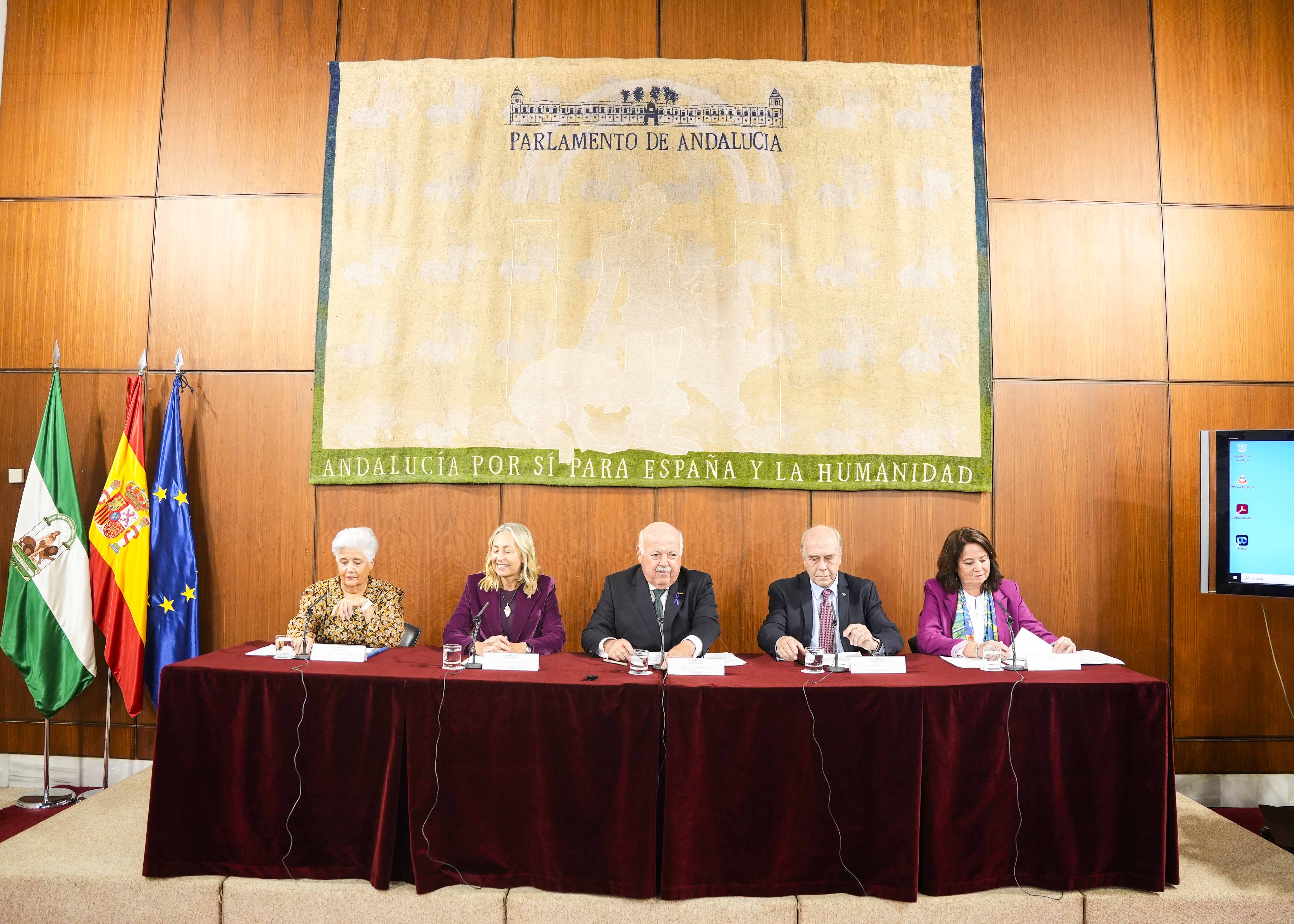  Gloria Veiga, presidenta de CONFEMAC; Roco Hernndez, consejera de Salud y Consumo; Jess Aguirre, presidente del Parlamento de Andaluca; Jos Luis Fernndez, presidente de CEOMA; y Sabina Camacho, portavoz del movimiento A la vejez, vitales  