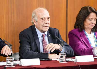 El presidente de la Confederacin Espaola de Organizaciones de Mayores (CEOMA), Jos Luis Fernndez, junto a la portavoz del movimiento A la vejez, vitales, Sabina Camacho