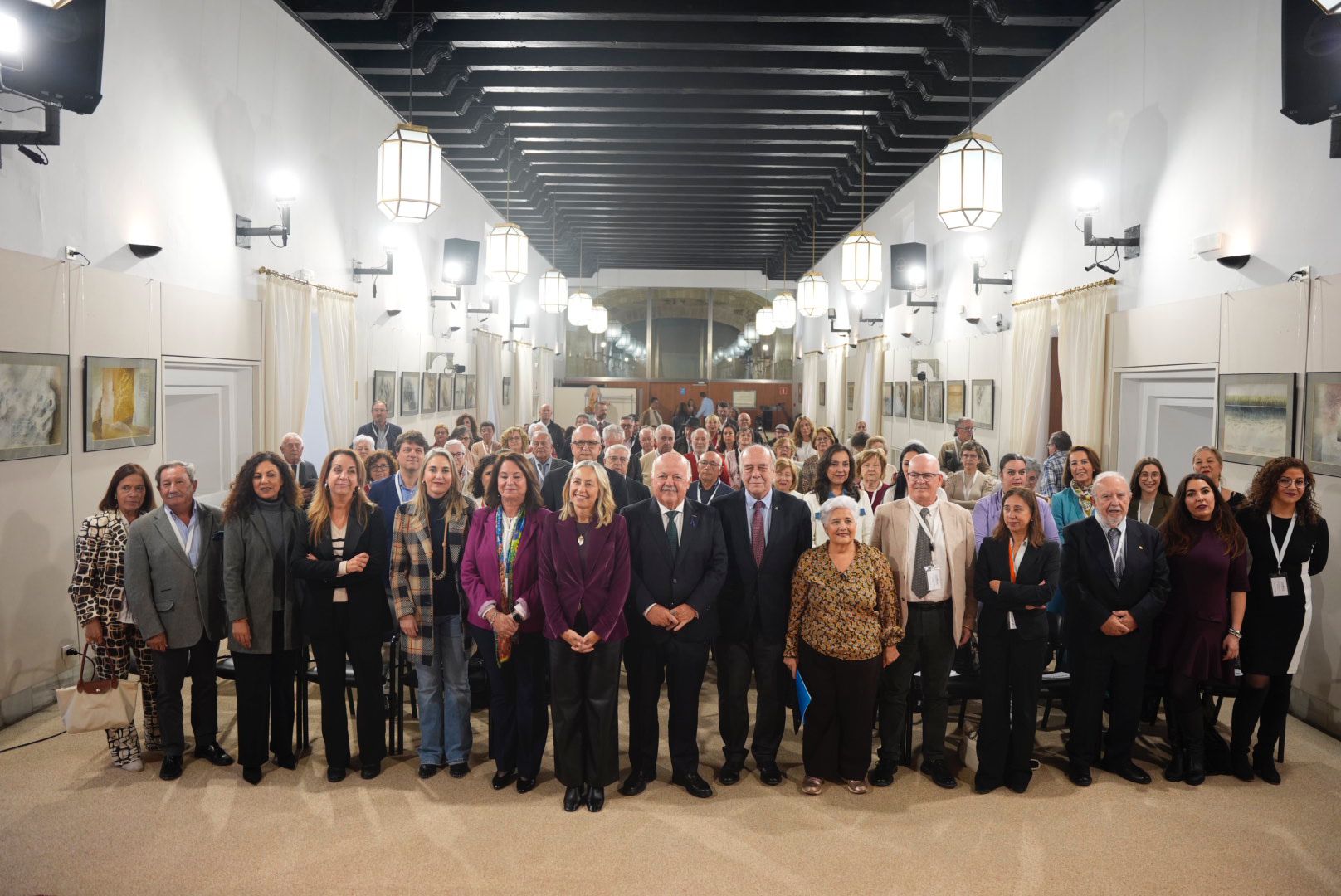 Foto de familia de autoridades y asistentes a la presentacin del movimiento A la vejez, vitales en la sala Alberto Jimnez-Becerril del Parlamento de Andaluca 