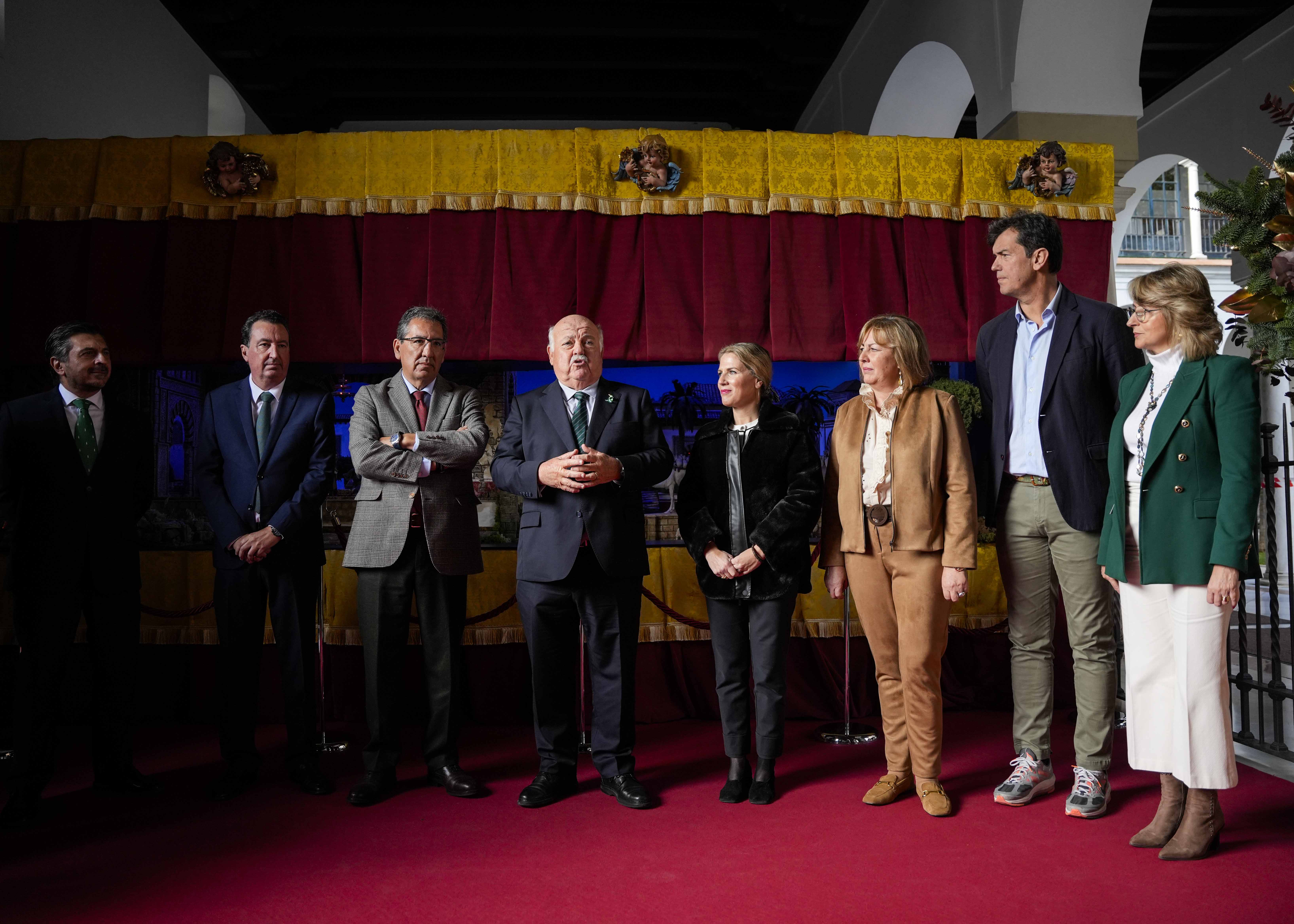 El presidente del Parlamento, Jess Aguirre, acompaado del presidente de la Fundacin Cajasol, Antonio Pulido, y de miembros de la Mesa y de la Cmara andaluza, pronuncia unas palabras 