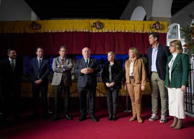 El presidente del Parlamento, Jess Aguirre, acompaado del presidente de la Fundacin Cajasol, Antonio Pulido, y de miembros de la Mesa y de la Cmara andaluza, pronuncia unas palabras 