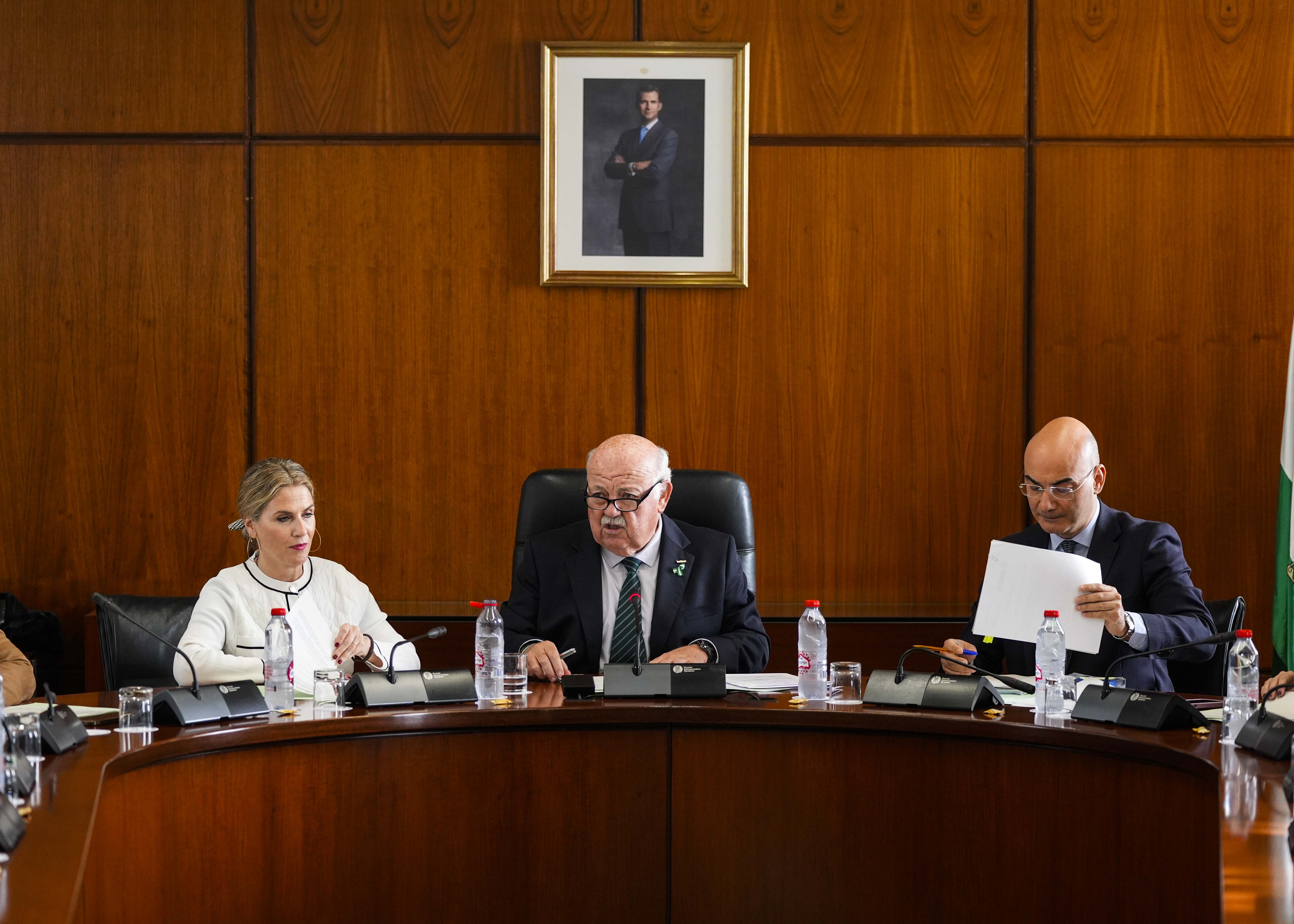  Ana Mestre, vicepresidenta primera; Jess Aguirre, presidente del Parlamento; y Manuel Carrasco, letrado mayor de la Cmara, en la Junta de Portavoces 