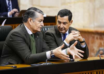   El presidente de la Junta de Andaluca, Juan Manuel Moreno, y el consejero de la Presidencia, Antonio Sanz, al inicio del debate del Proyecto de Ley del Presupuesto para 2025 