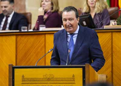   Manuel Andrs Gonzlez, secretario primero de la Mesa, lee el criterio del Consejo de Gobierno antes del debate final del Proyecto de ley del Presupuesto 