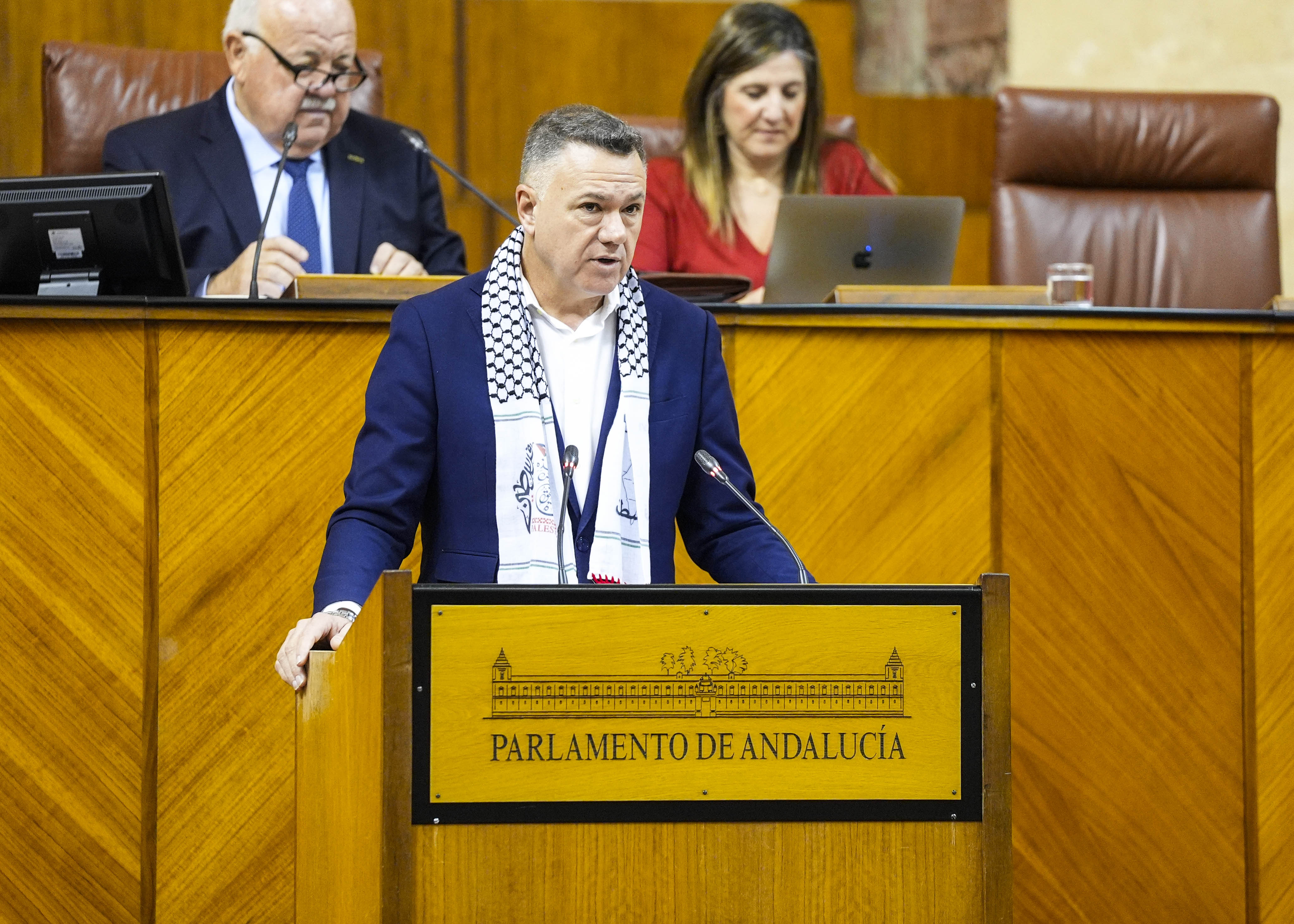   Juan Antonio Delgado, del Grupo Por Andaluca, defiende las enmiendas de su grupo