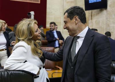  El presidente de la Junta de Andaluca, Juan Manuel Moreno, felicita a la consejera de Economa, Carolina Espaa, tras la aprobacin del Proyecto de Ley del Presupuesto 